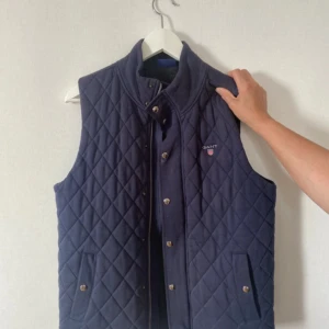 Gant väst  - Använd några gånger, den är varm, väldigt bra material. Den är i storlek s men den är stor 