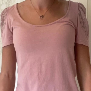 Rosa topp  - Supergullig topp med spets, bra skick! 