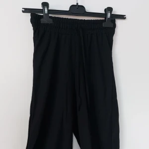 Linnebyxor - Svarta Linnebyxor. Svarta linnebyxor från Gina Tricot i ny skick. Använda fåtal gånger utan skador. 🫶