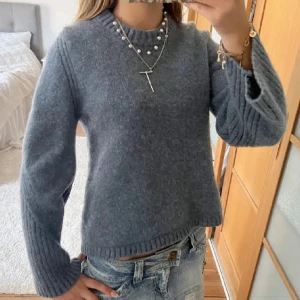 Stickad tröja  - Funderar på att sälja denna då den inte kommer till användning! I super fint skick och så så fin färg! Märket är WERA😇