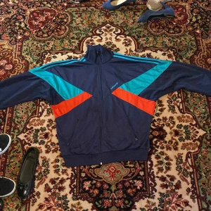 Adidas zipup - Ascool adidas zipup som tyvärr inte kommer till användning längre💞  