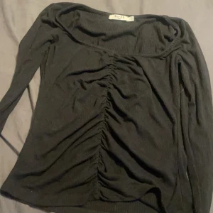 Rynkad topp - Svart rynkad topp köpt från nakd , kommer i bra skick och tröjan säljs för 100 kronor