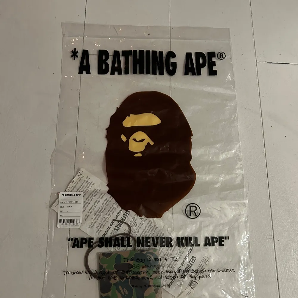 Säljer min bape hoodie i jättebra skick, storlek L men sitter som M skulle jag säga då storlekarna på BAPE är lite skumma! Hör av er vid frågor! 😁. Hoodies.