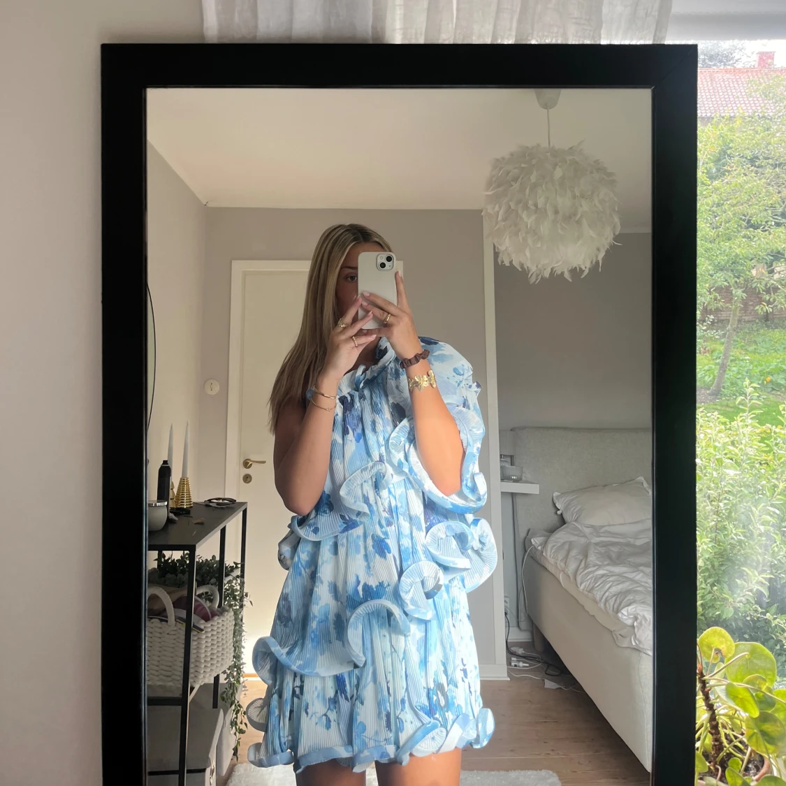 Plisserad volangklänning