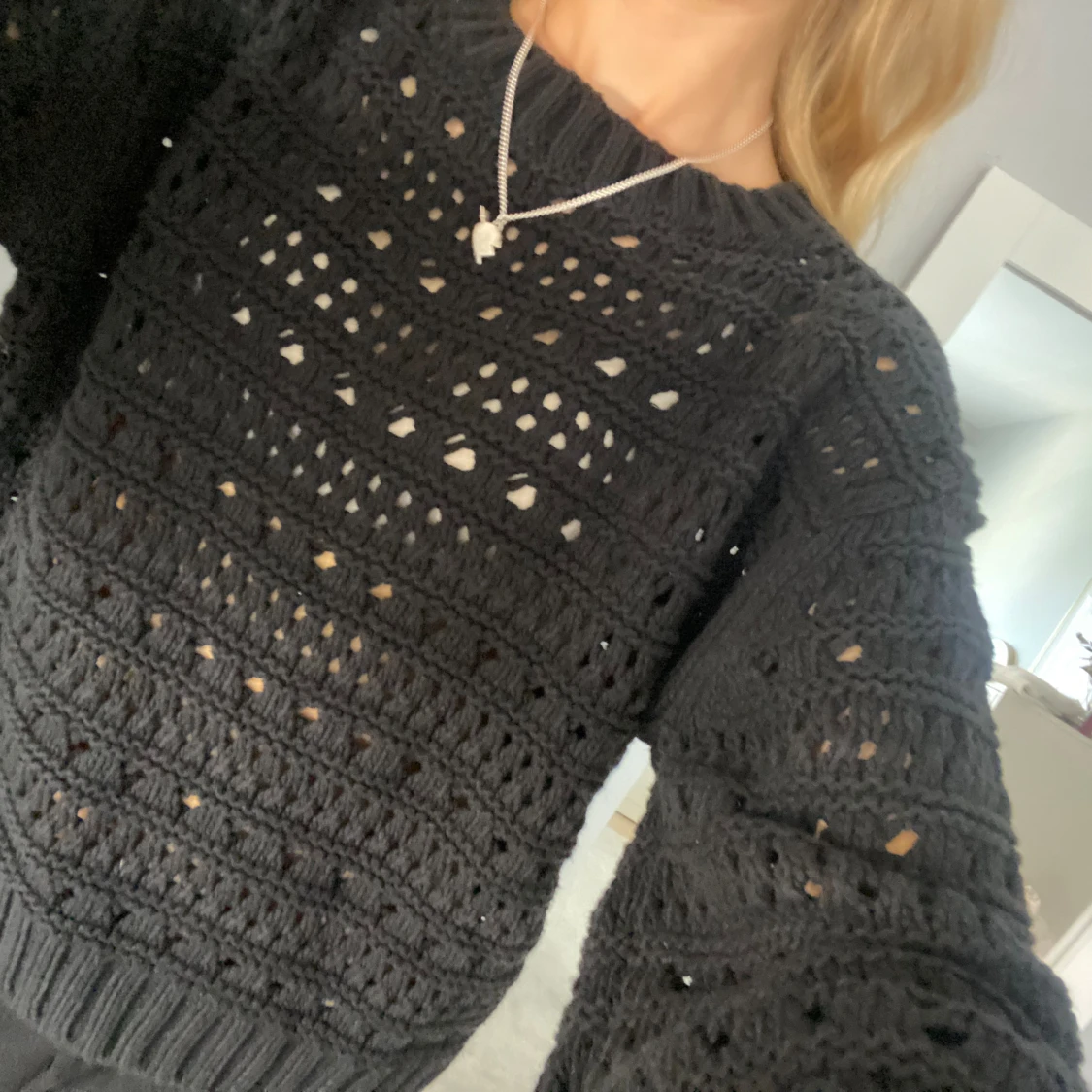 Svart hålstickad tröja - 92