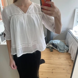 Vit blus  - Vit blus ifrån Gina tricot som inte kommer till användning 🌸