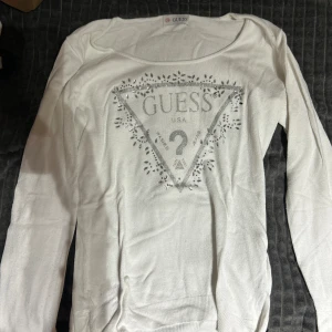 GUESS TRÖJA - En av mina favorittröjor som tyvärr inte längre kommer till användning. Är från märket guess och även vintage och säljs inte längre. Passar S o Xs och kan användas till varje plagg.  Ser knappt använd ut.