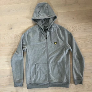 Zip Hoodie - Tjena, säljer ny min Lyle&Scott zip hoodie som är i bra skick men har något tecken på använding. Nypris 750-900kr Om ni har frågor hör av er till mig!