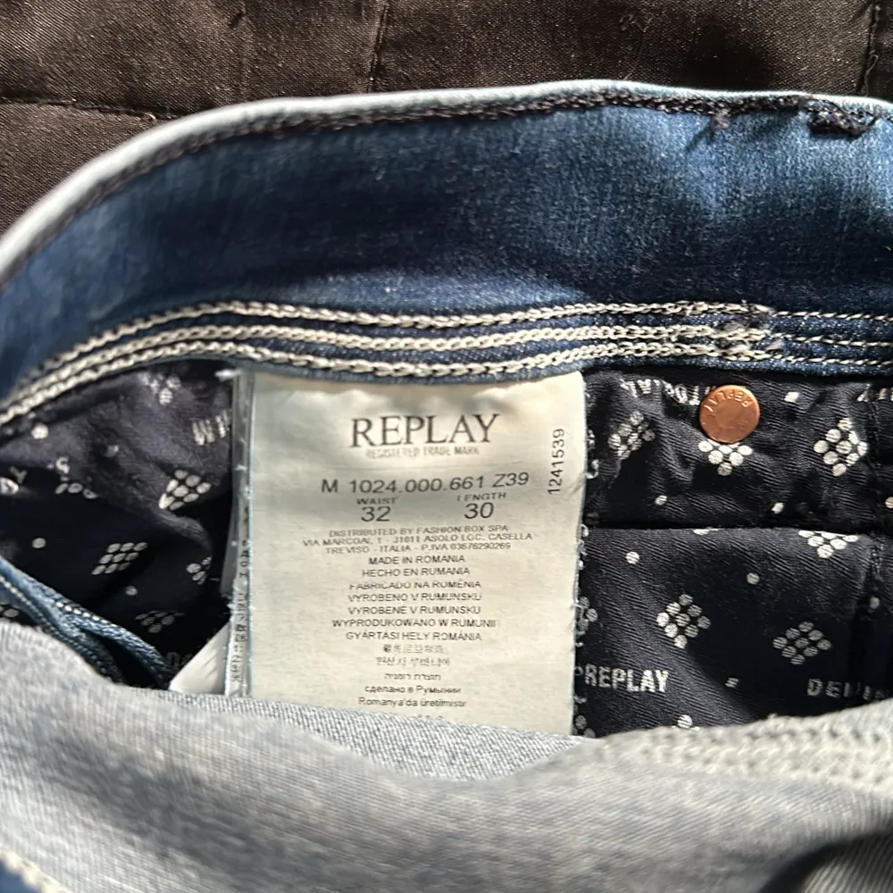 Replay anbass hyperflex. Näst intill nya, köpta på nk förra veckan. men insåg det ej är min typ av byxor.  Nypris 2699. Hör av dig vid frågor eller intresse💯. Jeans & Byxor.