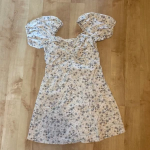 Söt linneklänning från H&M - Mönstrad klänning från H&M i storlek M. Endast använd en gång. Skriv gärna vid frågor. 