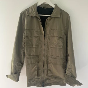 Höst jacka  - Väldigt fint skick 9/10 || Perfekt inför hösten || Nypris ligger på 1200kr || Pris ej hugget i sten 