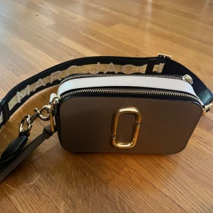 Marc Jabobs snapshot bag - Den är i mycket bra skick men jag använder den aldrig längre tyvärr. Köpte den i 2021 på Ireland för 4500kr. 