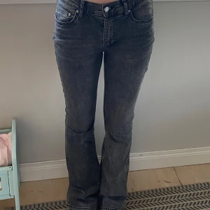 Grå Gina jeans - Grå Low waist Bootcut jeans i mycket bra skick och använda fåtal gånger.💗