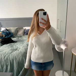 Stickad V-ringad tjocktröja - Supermysig vit tjocktröja köpt second hand! Fint skick. Säljer då den inte kommer till användning längre. Skriv till mig för fler bilder och detaljer. Använd gärna köp nu!☺️