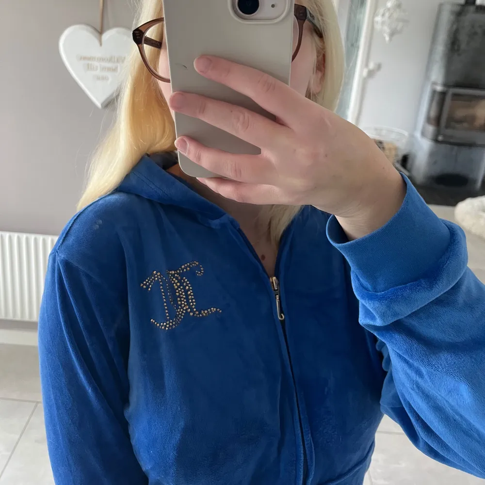 Säljer detta mjukisset från juicy couture, knappt använt så bra skick, strl 170 passar mig som är en Xs/S. Det går även att köpa delarna separat, 300kr styck . Hoodies.