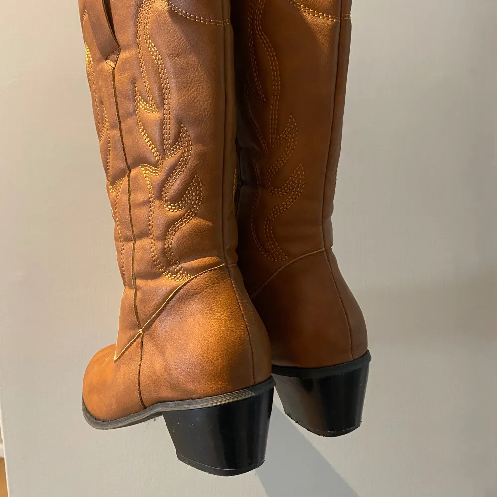 Cowboy boots köpta på Vinted och endast använda av mig två gånger. Skor.