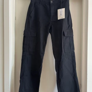 Cargo byxor  - Helt nya cargo byxor, väldigt fina 