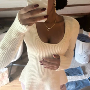 Stickad tröja - Fin stickad volang tröja från H&M I storlek S 🛍️  Så varm och så skön  HELT oanvänd!!