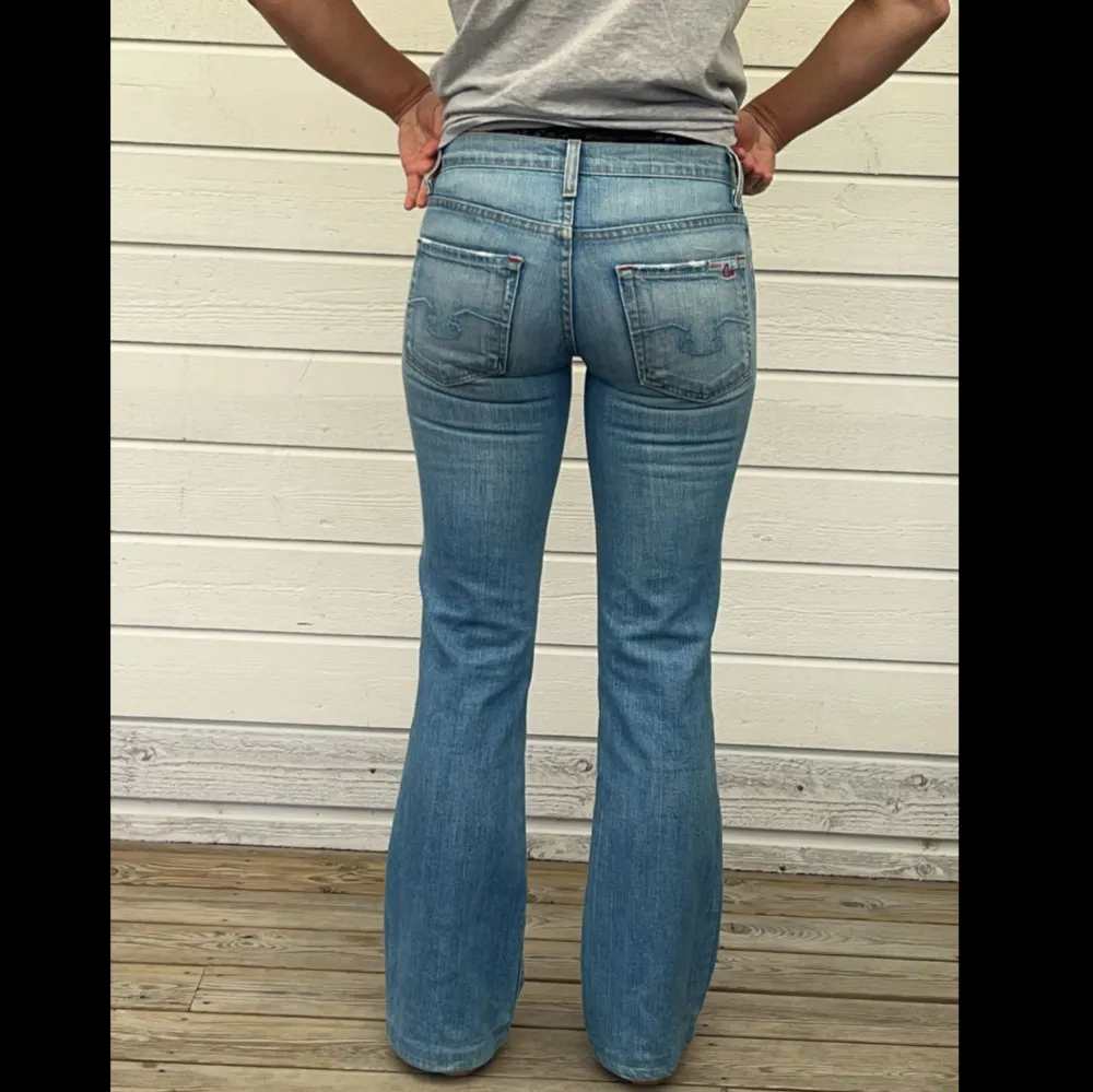 Blåa lågmidjade bootcut jeans. På de två sista bilderna visas två fläckar som knappt syns, annars fint skick. Jag är 169. . Jeans & Byxor.