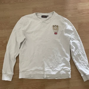 Morris Sweatshirt - En vit Morris tjocktröja som användes knappast! Säljer pga av att den är för liten. Hör av er vid minst frågan!