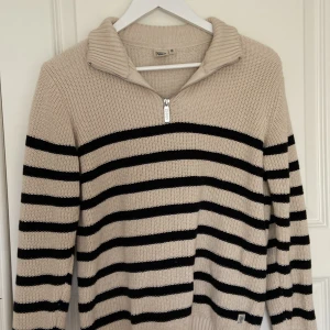 Stickad tröja - Jag säljer denna nästan oanvända stickade tröja! Den är i stl 146-152 men jag skulle säga att den är som en xs/s! Den kommer tyvärr inte till användning men den är supermysig nu till höst🍁🍂