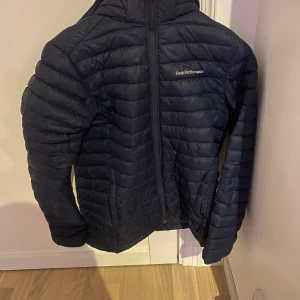 Peak perfomance jacka - Väldigt fin jacka från peakperfomance i väldigt bra skick. Det är ett litet hål på armen som är lagad men syns inte på. Tveka inte att höra av er vid funderingar.