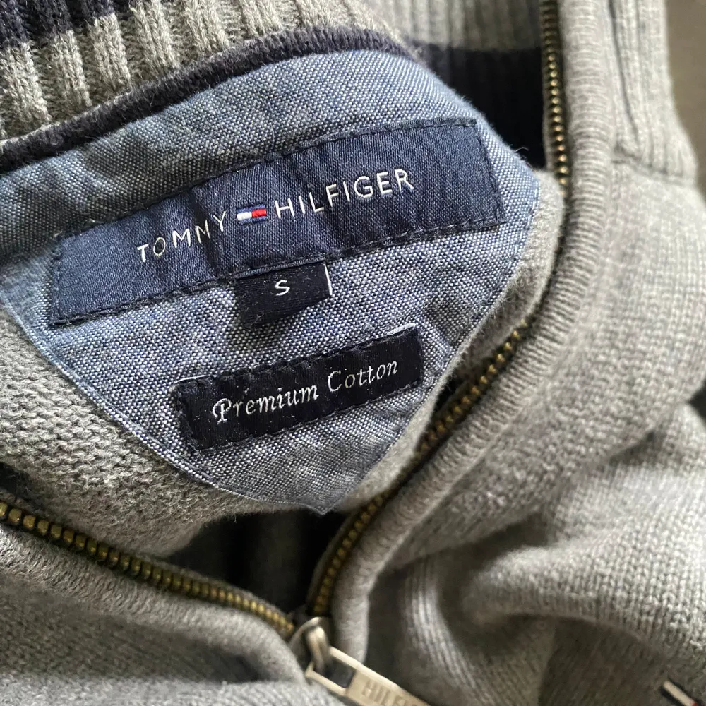 säljer denna half zip från Tommy hilfiger. Bra skick, endast testad ! Storlek S. Hör av er om ni har någon fråga, svarar på allt !. Tröjor & Koftor.