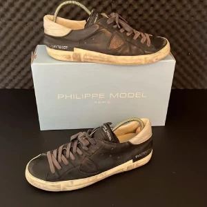 Phillipemodel skor  - Phillipemodel skor | Bra skick | Nypris 5000kr | Storlek 42 | Ingår: endast skorna |  Fraktar via PostNord eller Instabox på köparens bekostnad | Hör av dig vid minsta fråga eller fundering📩