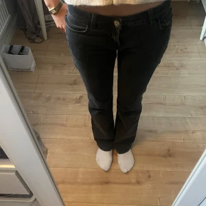 Låg midjade jeans  - Säljer ett par svarta lågmidjade bootcut jeans från hm💗 De är i toppenskick och har inga skador. Knappt använda då de är lite för korta på mig (är typ 170 lång) Hör av er om ni är intresserade eller har frågor💞Pris går alltid att diskutera😍