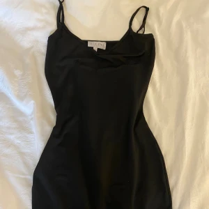 Klänning - Svart tight klänning. Går till mitten på låren ungefär beroende på längd förstås. 