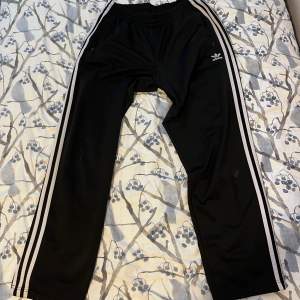 Säljer dessa Adidas byxor i storlek L för 350 kr