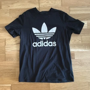 Svart adidas tröja - Svart adidas tröja köpt för några år sedan, väl använd men fortfarande fint skick! Legat i garderoben ett längre tag då den inte kommer till användning längre!
