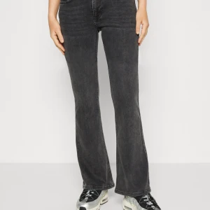 Mörkgråa jeans Gina tricot low Waist, bootcut - Perfect jeans Gina tricot mörkgråa, knappt använt, billigt, bra skick, storlek 32. Orginal pris 500 kr. Säljs för 235 kr utan frakt  🩶