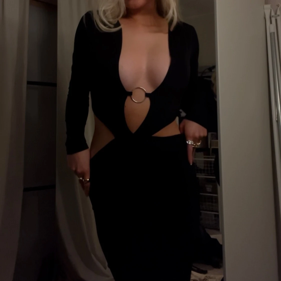 Svart långklänning med öppen rygg och ringdetalj