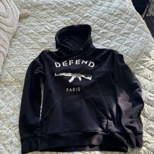 Defend Paris hoodie - Hej säljer nu denna hoodie som är i bra skick. Storlek M och nypris ligger på runt 1700. Går ej att få tag på längre.