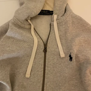 Ralph Lauren zip hood tröja - Ralph Lauren zip hood tröja i storlek S Inga fläckar men vissa tecken på slitage vid ärmmuddarna