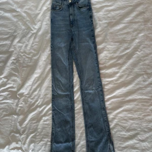Jeans  - Jeans ifrån Gina💕 Stl: xs🫶🏽 Raka jeans med slit nedtill🤍