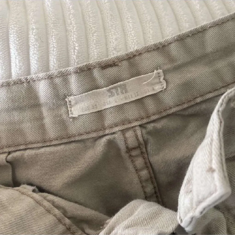 Säljer ett par snygga beige cargopants i storlek S. . Byxorn är i bra skick . Jeans & Byxor.