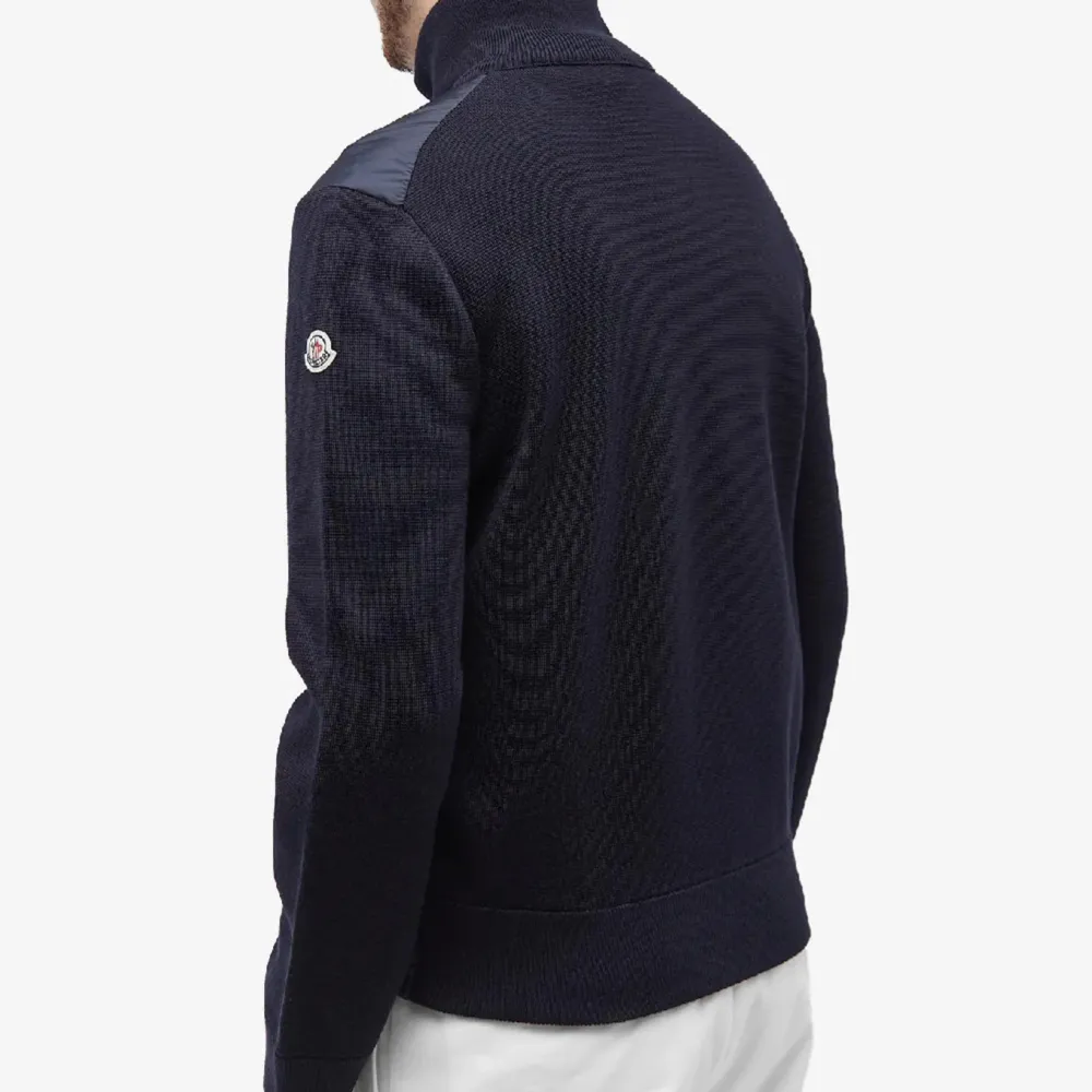 Söker denna moncler cardigan, i marinblå  Storlek L. Jackor.