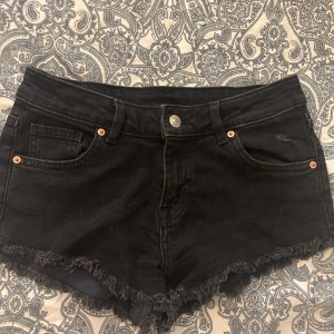 Svarta jeansshorts - Svarta jeansshorts från h&m som  sitter lågt i midjan. Knappt använda! 😇