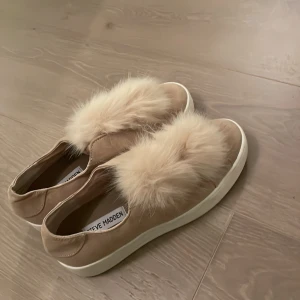 Steve Madden Fluff Skor - Säljer dessa steve madden skor då de är för stora! Läs min bio och priset är alltid diskuterbart 💞 Typ helt oanvända!