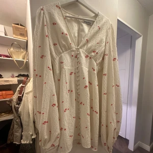 Adoore klänning  - En fin adoore kläning som är använd  1 gång, Strl 36 Nypis 1500kr