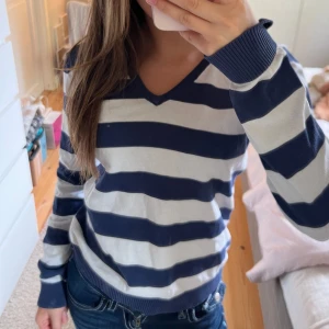 Långärmad tröja  - En jätte fin randig tröja perfekt till hösten. Den är en vintage peak performance tröja och är i bra skick 🩷