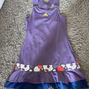 Lila tennisklänning  - Säljer denna tennisklänning från adidas med shorts till.