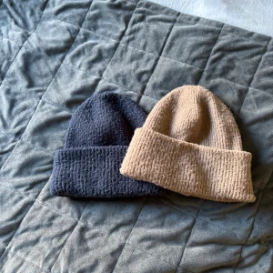 Mössor 💕 - Säljer båda för 120 kr och 1 för 60 💕 den bruna är från lager 157 o den blå är från Gina Tricot 💕