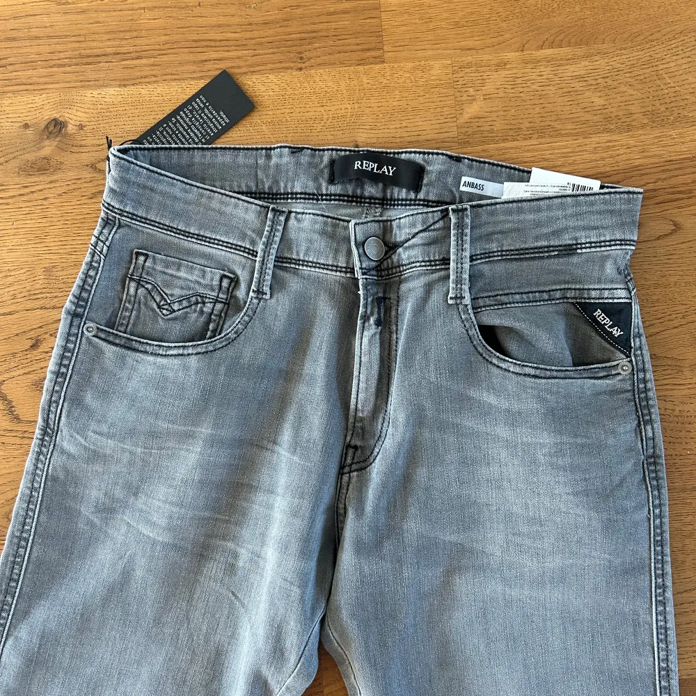 Helt nya jeans! Köpta i fel storlek därför säljs dem.  Aldrig använda  Storlek ser ni på bild 4  Skriv vid frågor . Jeans & Byxor.