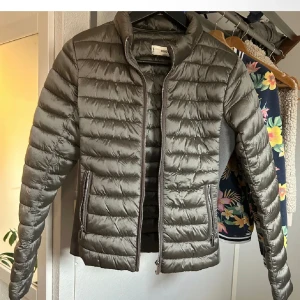 Höst jacka - Skitsnygg höstjacka som tyvärr inte kommer till användning. Bra skick, köp direkt för 100kr via köp nu