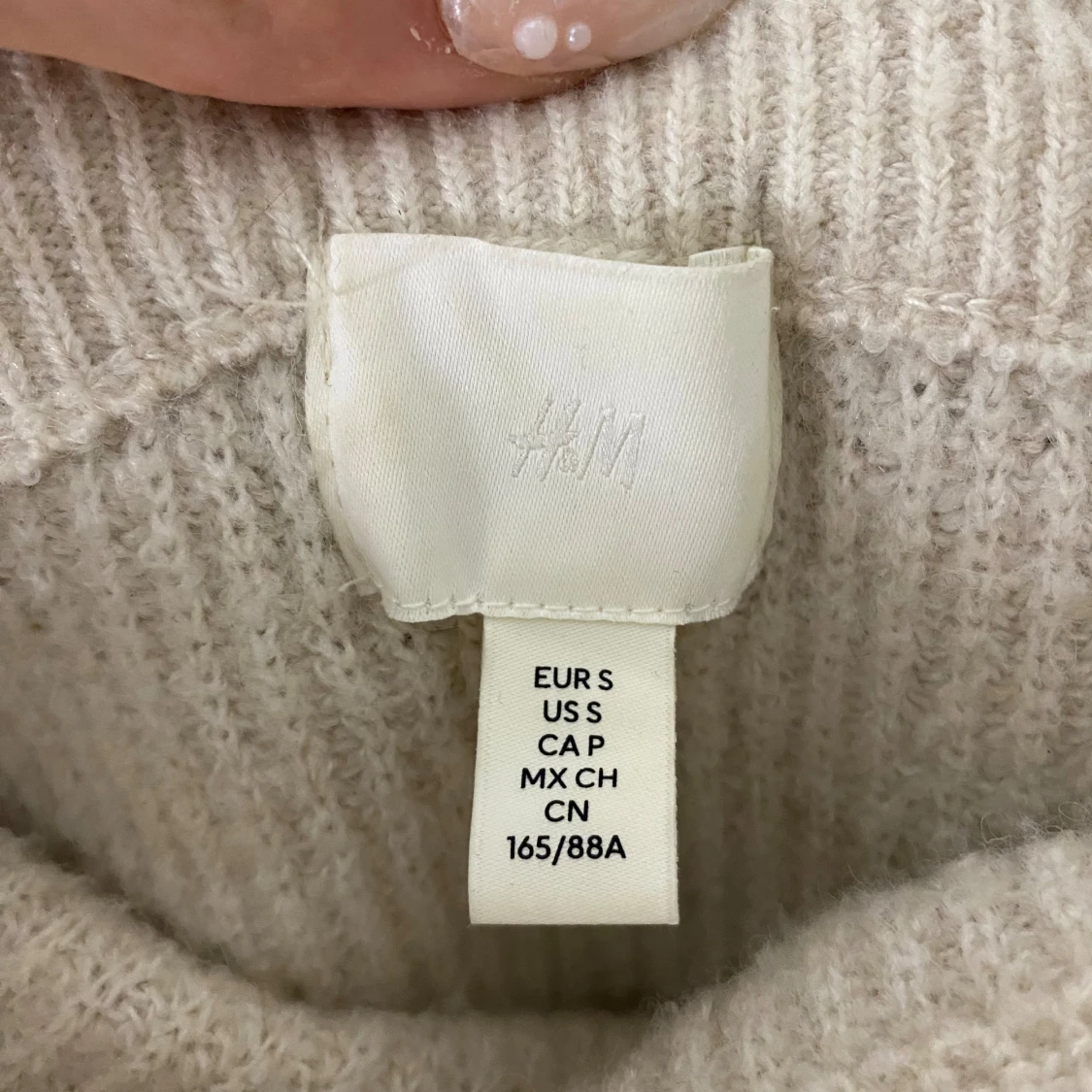 Beige stickad offshoulder tröja från H&M - 90