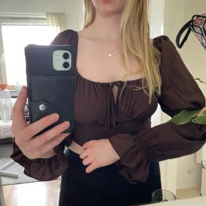 Crop top Vero moda  - Sitter och formar fint. Storlek S, använd två gånger och utan tecken på användning. 