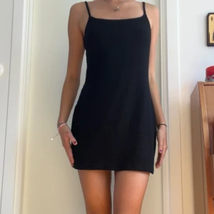 Svart miniklänning i coolt matrial - Fin👍 Vanlig👍 Andvändbar👍